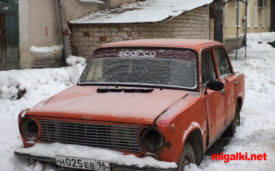 Ев 96. АВТОХЛАМ во дворе. Заброшенная машина во дворе. Ржавое ведро машина. ВАЗ 2101 брошенная во дворе.